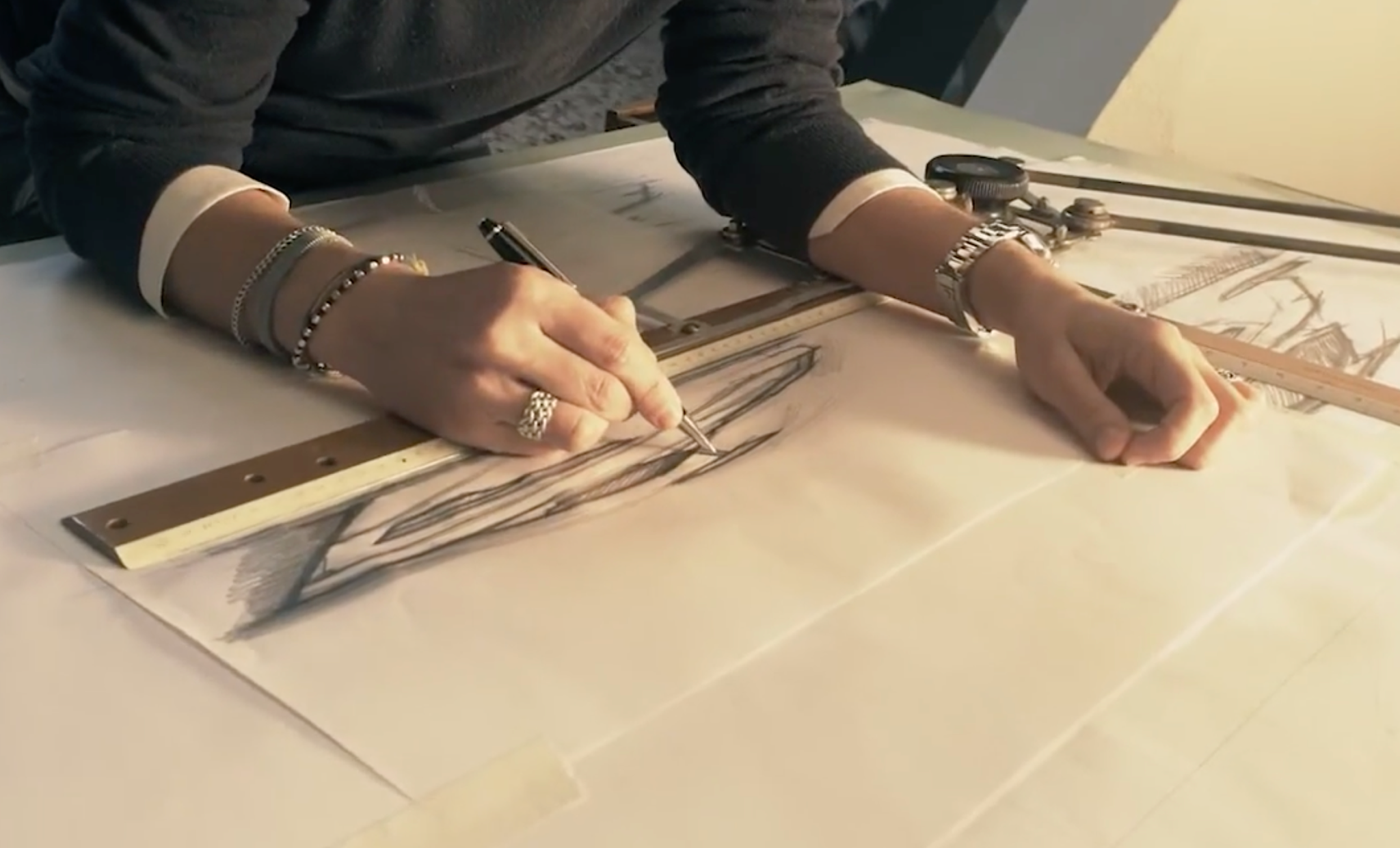 Disegno a mano di uno yacht sul tavolo da progetto